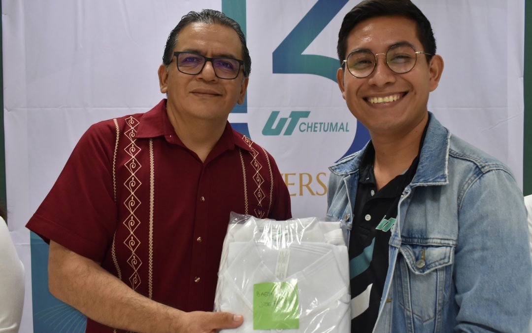 ENTREGA DE UNIFORMES AL PERSONAL DOCENTE Y ADMINISTRATIVO