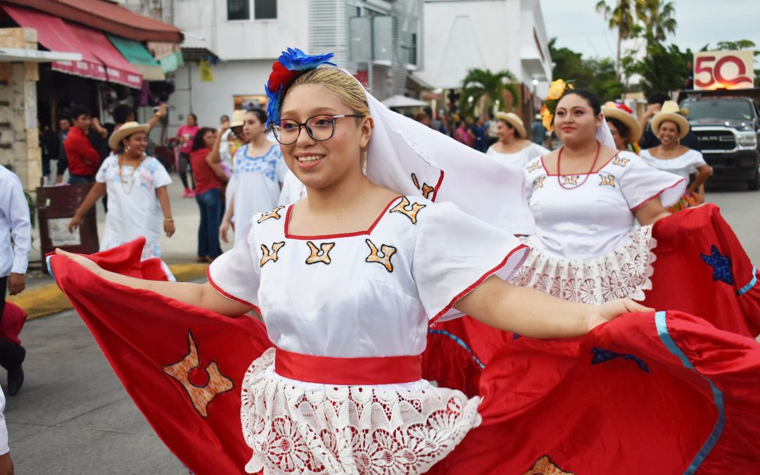 UT CHETUMAL PARTICIPA EN EL DESFILE CONMEMORATIVO AL 50 ANIVERSARIO DE QUINTANA ROO